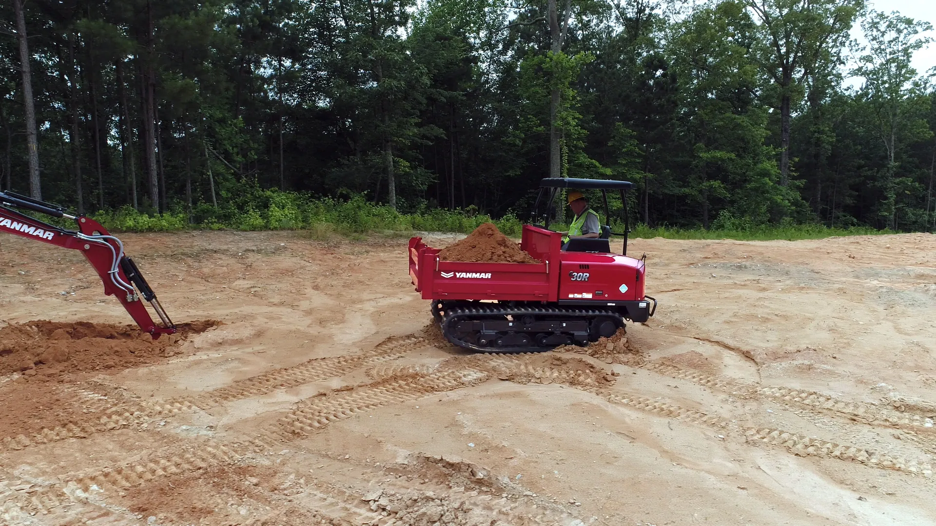 Dumper Yanmar C30R-3 trabajando en terreno