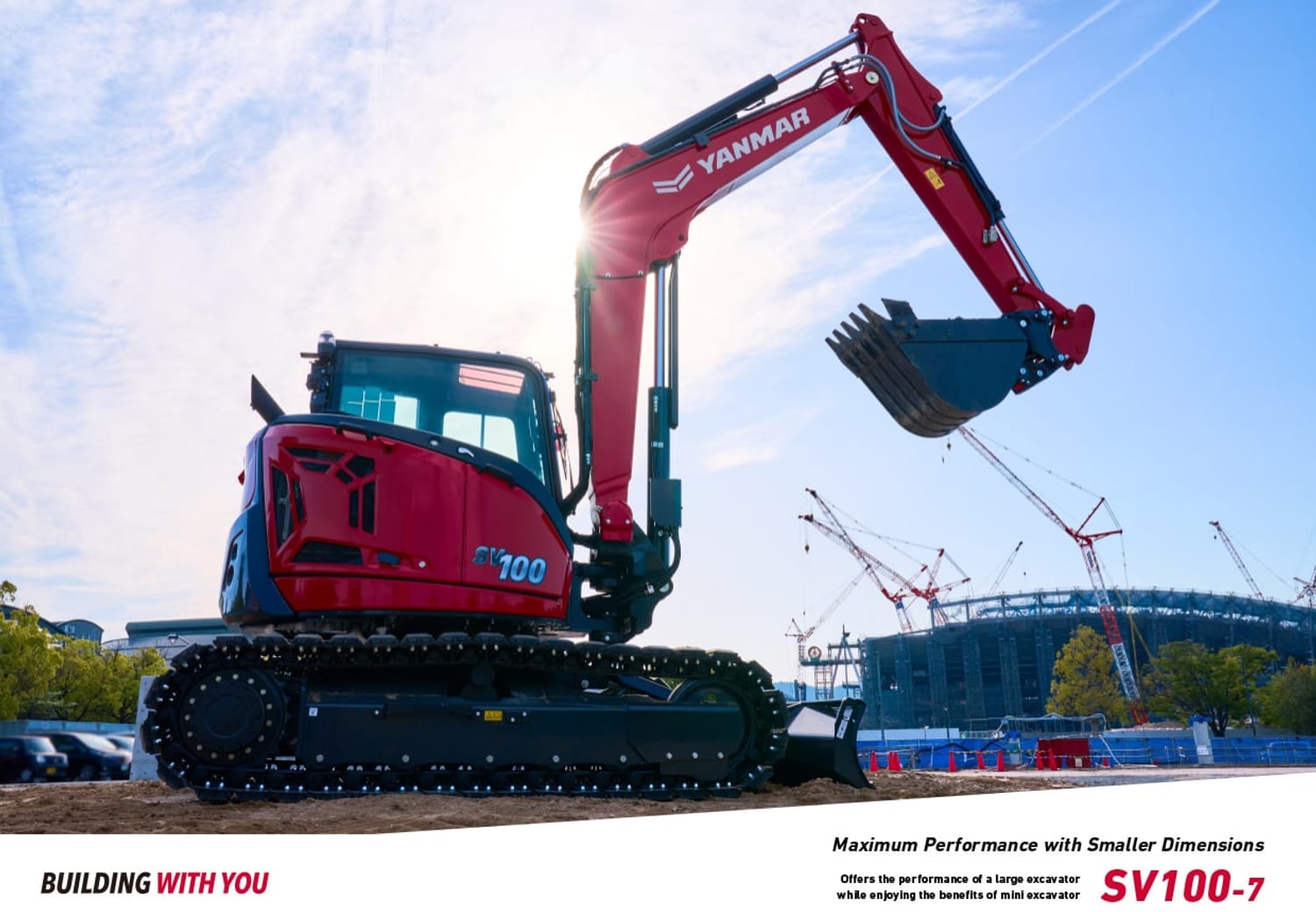 Excavadora Yanmar SV100 trabajando en obra de construcción