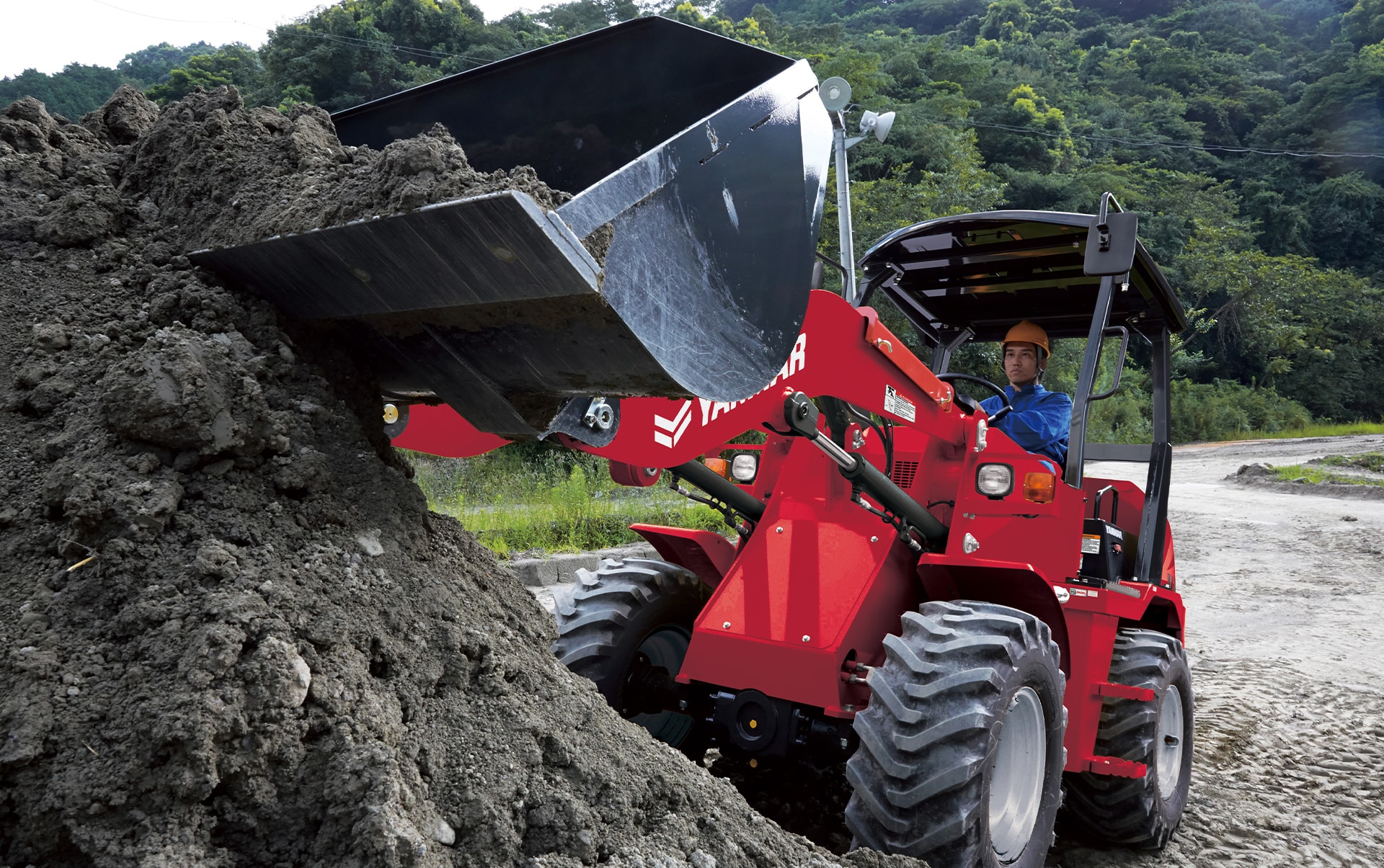Minicargador Yanmar V4-7 cargando material en obra de construcción